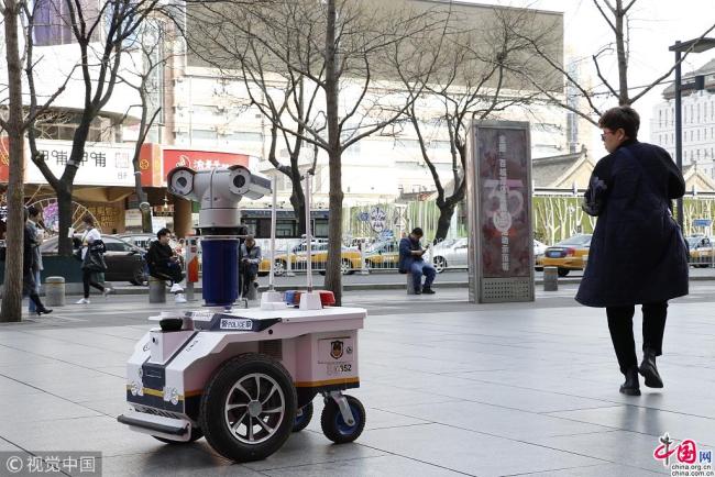 Le 3 avril, un « robot policier » est apparu dans la rue du centre commercial de Xidan, à Beijing.