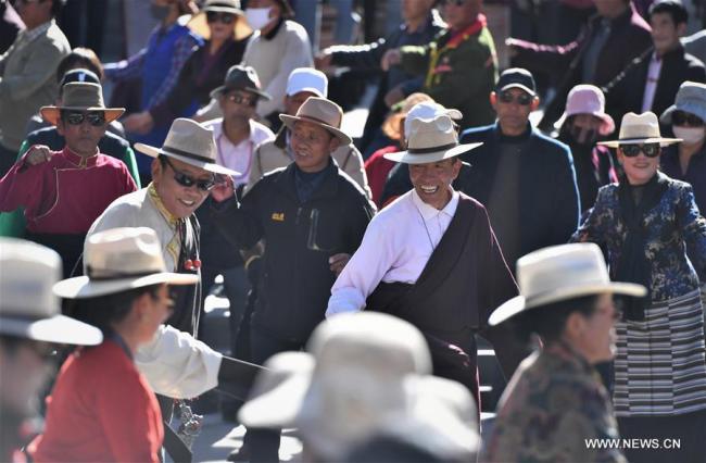 Des habitants locaux dansent dans un parc près du Palais du Potala à Lhassa, capitale de la région autonome du Tibet (sud-ouest de la Chine), le 10 mars 2019. (Photo : Li Xin)