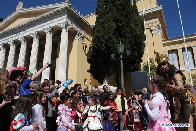 Des gens participent à des activités organisées dans le cadre d'un carnaval dans le centre-ville d'Athènes, en Grèce, le 10 mars 2019. (Photo : Marios Lolos)