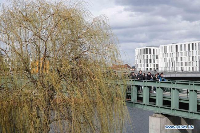 Des piétons marchent sur un pont au-dessus de la rivière Spree à Berlin, capitale de l'Allemagne, le 12 mars 2019. (Xinhua/Shan Yuqi)