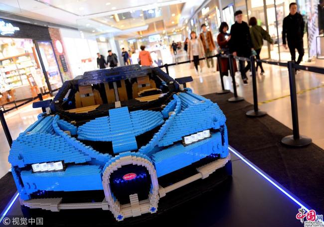 Photo prise le 20 mars à Shenyang. Une reproduction d’un coupé Bugatti en cubes de construction est apparue dans la zone commerciale de Dongzhongjie à Shenyang, dans la province du Liaoning. Pesant 1130 kg, la maquette a été construite à l’échelle 1/8 de la voiture réelle.