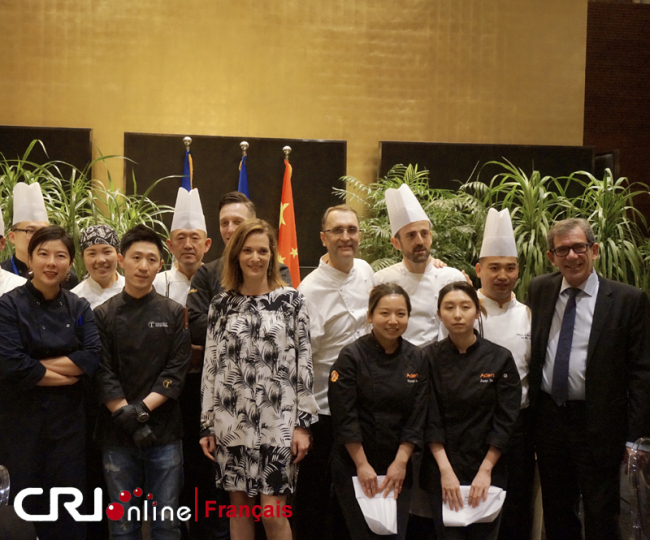 Photo de groupe des chefs chinois et français qui ont créé les plats délicieux de la soirée