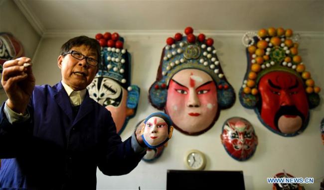 Zhang Zhi présente le processus de fabrication des masques de l'opéra de Pékin dans sa résidence à Shijiazhuang, dans la province chinoise du Hebei (nord), le 12 avril 2019. Zhang Zhi, un retraité âgé de 82 ans, a réalisé plus de 1 000 masques de l'opéra de Pékin après sa retraite au cours des 25 dernières années. Il se consacre à promouvoir cet art. (Xinhua/Chen Qibao)