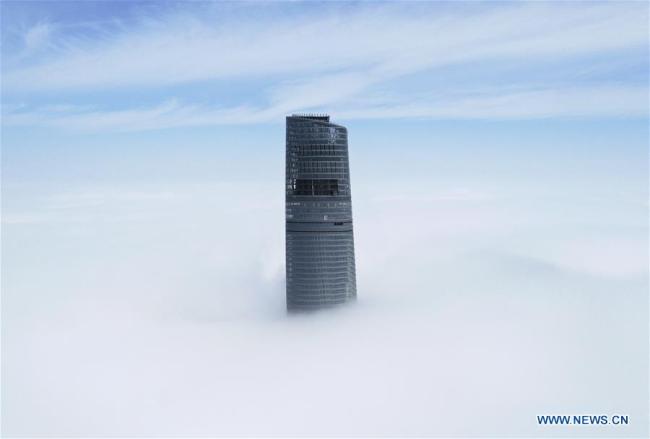 Chine: la Tour de Shanghai enveloppée par un épais brouillard
