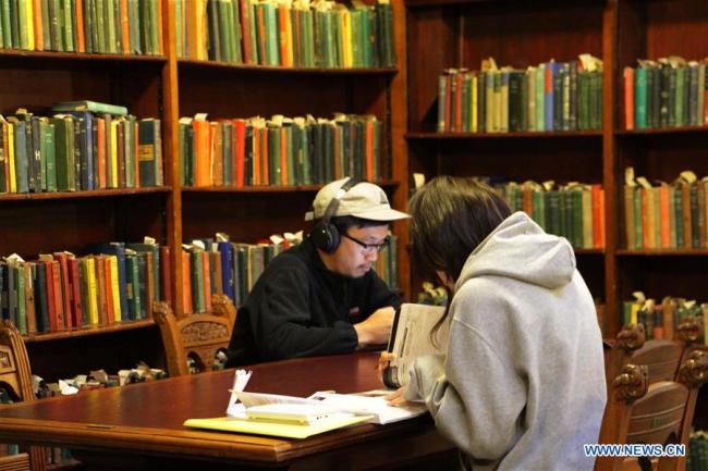 Des gens lisent dans une bibliothèque à Adelaide, en Australie, le 21 avril 2019. La Journée mondiale du livre et du droit d'auteur est un événement annuel célébré le 23 avril pour promouvoir la lecture, la publication et les droits d'auteur. (Xinhua/Lyu Wei)