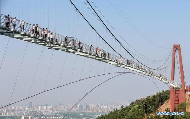 En photos : le pont de verre du parc d'aventures Huaxi World