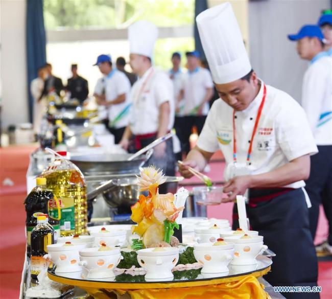 Un cuisinier prépare des plats lors d'un tournoi sur invitation des maîtres de la cuisine de Huaiyang à Huai'an, dans la province chinoise du Jiangsu (est), le 8 mai 2019. (Xinhua/Zhao Qirui)