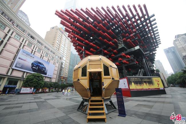 Une libraire en forme de capsule apparait dans la rue à Chongqing