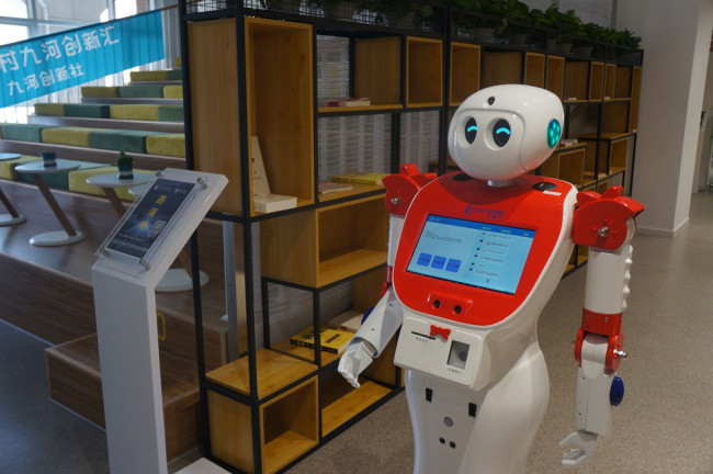 Les robots guides apportent une expérience plus pratique aux visiteurs d’expositions