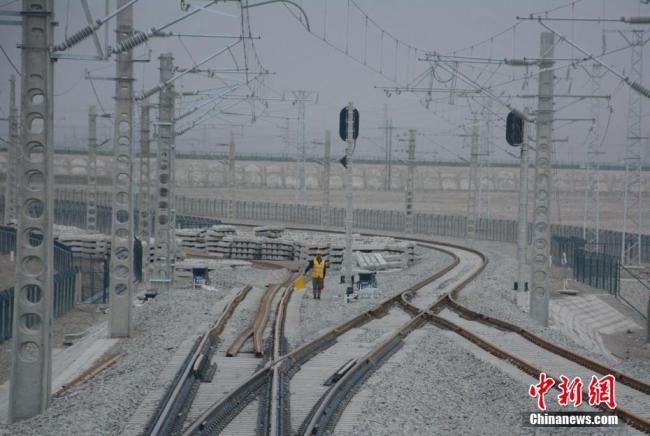 Le chemin de fer Golmud-Korla, une ligne reliant le Tibet au Xinjiang