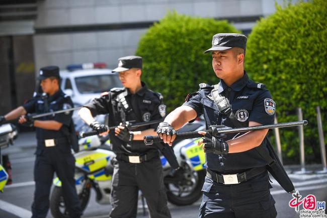 La police chinoise équipée d’un nouveau bâton policier