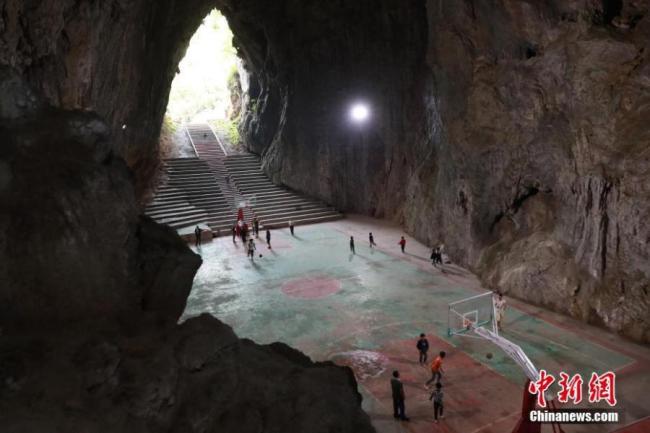 Guizhou : un terrain de basket construit à l'intérieur d’une grotte karstique