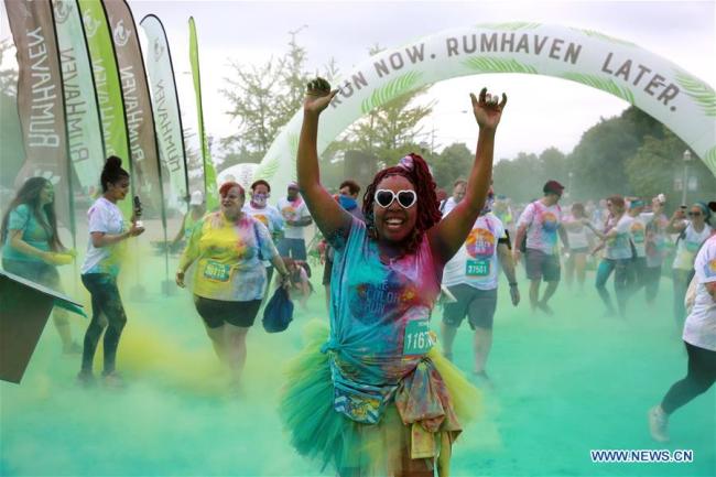 Des gens participent à une course des couleurs à Chicago, aux Etats-Unis, le 15 juin 2019. La course colorée de 5 kilomètres attire plus d'un millier de participants cette année. (Xinhua/Wang Ping)