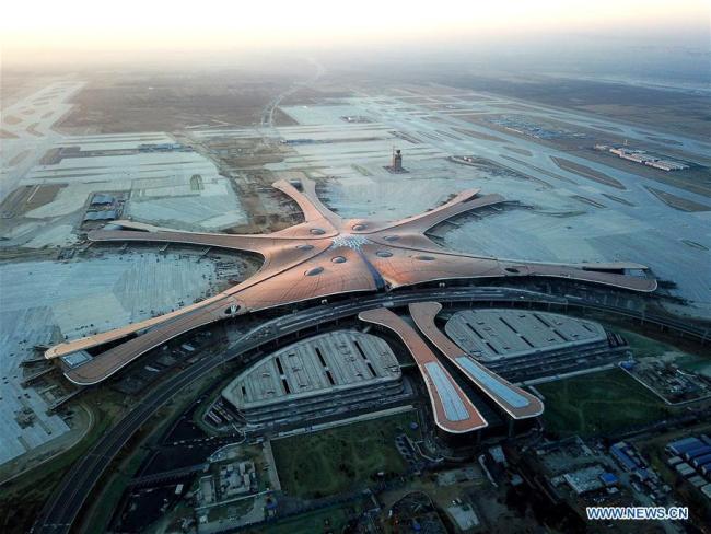 Photo aérienne prise le 29 décembre 2018, montrant l'aéroport international de Beijing Daxing en construction à Beijing. La construction des murs extérieurs du terminal principal est terminée.