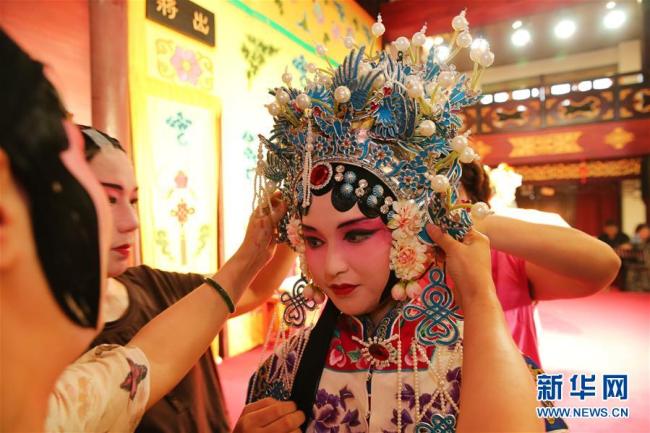 Le 8 juillet, des jeunes étrangers d’origine chinoise qui participent à une colonie de vacances à Nantong (province orientale du Jiangsu) visitent l’école des interprètes de l’Opéra de Beijing de la Société éducative Nantong Linggong, et font l’expérience des charmes de cet art scénique. 