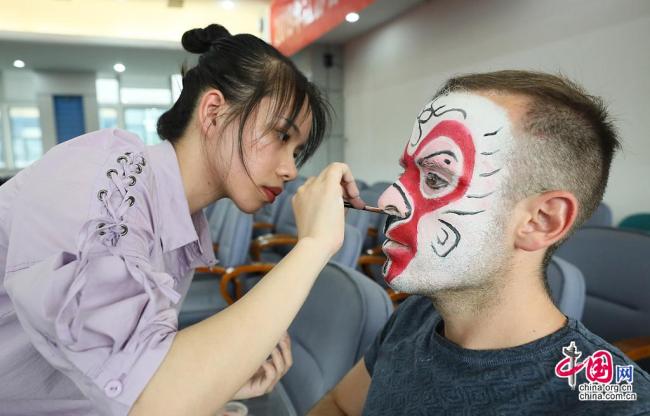 Zhenjiang : des étudiants étrangers s’initient à la culture chinoise