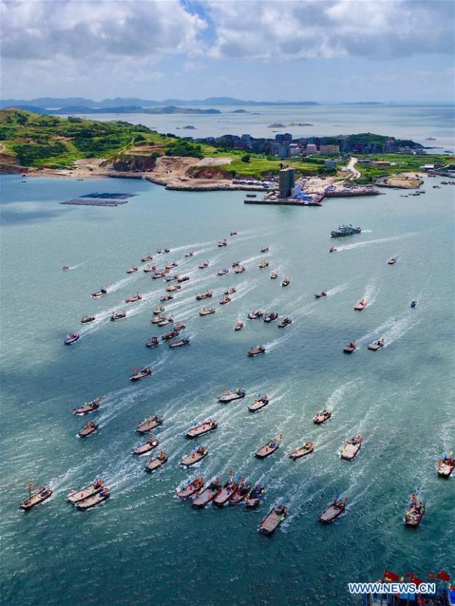 Photo aérienne prise le 3 août 2019 de bateaux de pêche naviguant au large du bourg de Shapu à Fuqing, dans la province chinoise du Fujian (sud-est). Le premier Festival de la pêche de Fuqing a commencé samedi. (Photo : Jiang Kehong)