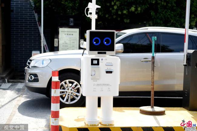 Le 30 juillet, un robot intelligent a été installé dans le parking du site du temple de Baima, à Luoyang, dans la province du Henan. Grâce à un système d'identification automatique, le robot offre de multiples services, dont le paiement électronique ou en cash et l’impression de factures. (Photos : VCG)