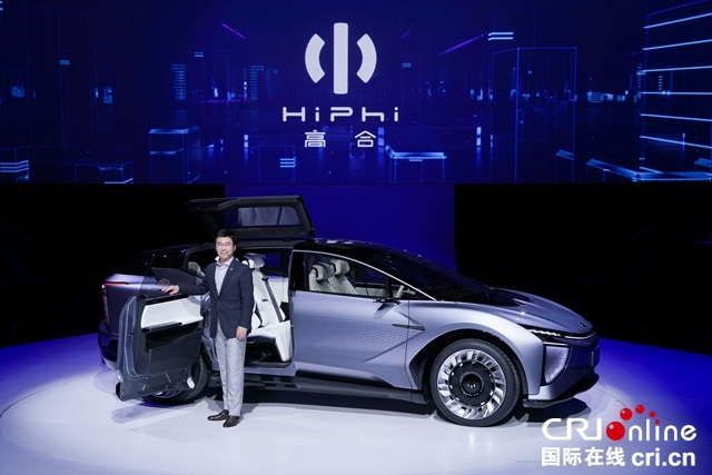Ding Lei avec le modèle HiPhi 1 présenté au public