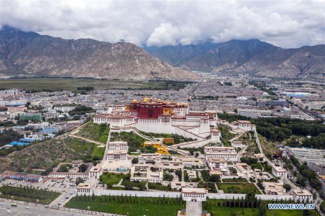De superbes prises de vues aériennes montrant des paysages captivants de Lhassa, capitale de la région autonome du Tibet (sud-ouest de la Chine), située à une altitude de 3 650 mètres. (Xinhua / Purbu Zhaxi)