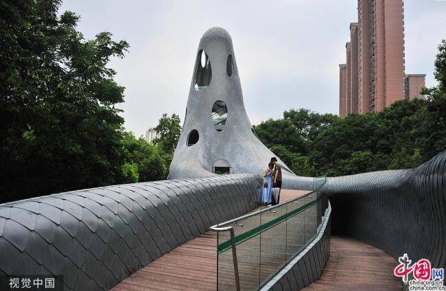 Venez découvrir une passerelle « futuriste » à Shanghai