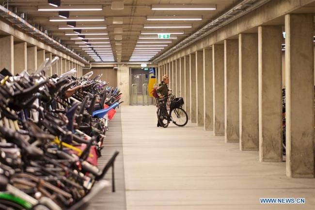 Un nouveau parking à vélos à Utrecht, aux Pays-Bas, le 19 août 2019. Ce parking à vélos de trois étages compte 12 500 places de stationnement. (Xinhua/Sylvia Lederer)