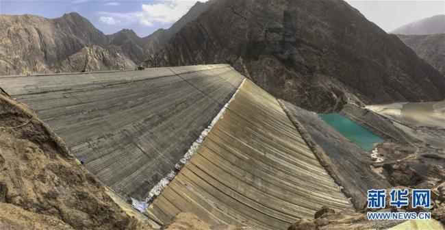 Photo prise le 24 août par un drone sur le réservoir d’A’ertashi en construction dans la région autonome ouïghoure du Xinjiang(nord-ouest de la Chine). Surnommé les « Trois gorges du Xinjiang », le réservoir d’A’ertashi protègera le bassin du fleuve Ye’erqiang des inondations, qui perturbent la vie des habitants locaux depuis mille ans.