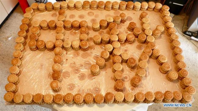 Photo prise le 7 septembre 2019 montrant des gâteaux de lune fabriqués par des Chinois habitant en Australie pour célébrer le prochain festival de la Mi-automne, une fête traditionnelle chinoise qui tombe le 15e jour du huitième mois du calendrier lunaire chinois, ou le 13 septembre de cette année, à Canberra, en Australie. (Photo Chu Chen / Xinhua)