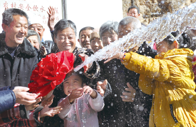 Le 4 novembre 2012, les villageois du comté de Suide dans la ville de Yulin, province du Shaanxi, réunis pour célébrer la capacité d’avoir accès à l'eau potable. Le projet a fondamentalement résolu le problème du manque de ressources en eau que connaissait le  village. (Xinhua / Tao Ming)
