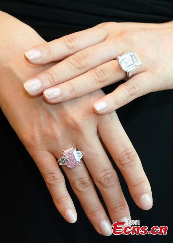 Un diamant de couleur rose vif pourpre éclatant d’une pureté intérieure parfaite de 10,64 carats est le lot phare de la vente de bijoux magnifiques et de jadéite de Sotheby’s Hong Kong, le 7 octobre. Son estimation est comprise entre 19,1 et 25,5 millions de dollars.