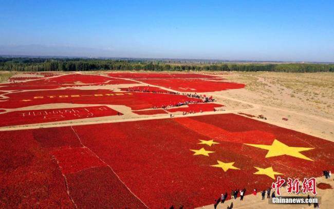 Le 23 septembre marque le deuxième « festival de la récolte » en Chine. Les paysans de la ville de Zhangye (province du Gansu) ont réalisé une carte de la Chine et un drapeau national avec du piment et du maïs, et ce sur une superficie totale de 30000 mètres carrés, afin de célébrer la récolte et l’arrivée de la Fête nationale.