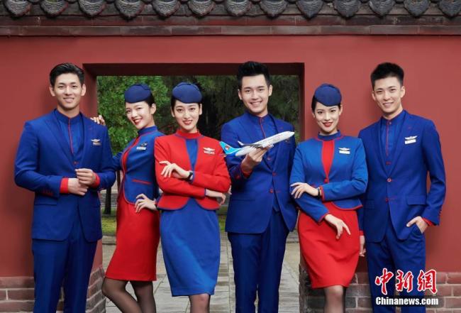 Hebei Airlines vient de dévoiler les nouveaux uniformes de ses agents de bord. Le créateur a choisi le rouge, qui signifie l’enthousiasme et la vitalité, et le bleu, qui représente la rationalité et l’exploration, pour interpréter l’esprit de la compagnie, qui met l’accent sur les clients et le développement. (Photo : Sun Xueli/ChinaNews)