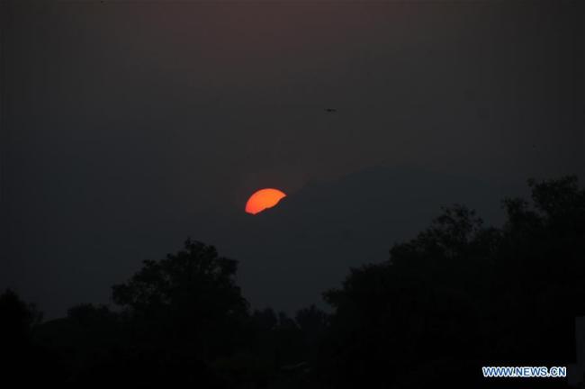 Le coucher du soleil à Peshawar, dans le nord-ouest du Pakistan, le 7 octobre 2019. (Photo : Saeed Ahmad)