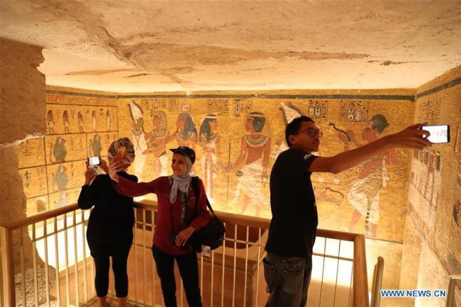 Photo montrant des visiteurs à l'entrée de la tombe du pharaon Toutankhamon, récemment rénovée, située dans la Vallée des Rois à Louxor, en Égypte, le 10 octobre 2019. (Ahmed Gomaa / Xinhua)