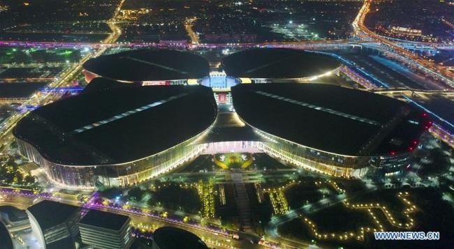 Photo aérienne prise le 27 octobre 2019 montrant une vue nocturne du Centre national des expositions et des congrès de Shanghai, site de la deuxième Exposition internationale d'importation de la Chine (CIIE) à Shanghai, dans l'est de la Chine. (Xinhua/Ding Ting)