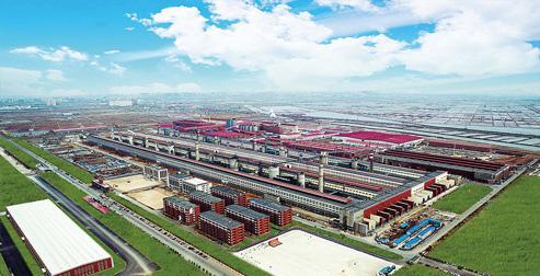 La rangée serrée de bâtiments d'usine met en évidence la force croissante de l'industrie de l'aluminium de Yingkou.