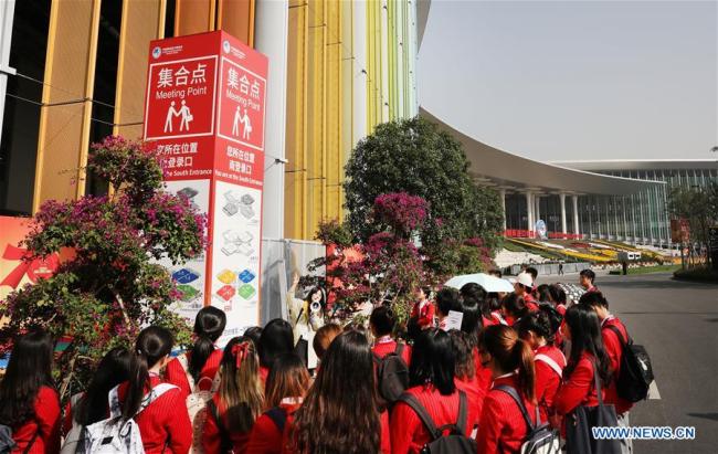  Des bénévoles de l'Exposition internationale d'importation de la Chine (CIIE) devant le Centre national des expositions et des congrès de Shanghai, site de la deuxième édition de la CIIE, à Shanghai, dans l'est de la Chine, le 30 octobre 2019. (Photo : Fang Zhe)