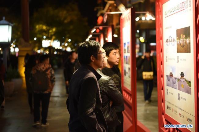  Des gens visitent une exposition de photos lors du 6e festival historique et culturel de Qianmen, dans le centre-ville de Beijing, capitale chinoise, le 1er novembre 2019. Le festival a débuté vendredi avec une série d'expositions et de salons culturels à thème. (Photo : Chen Zhonghao)