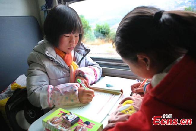 Dans le Sichuan, le train à l'ancienne reste vital pour les étudiants