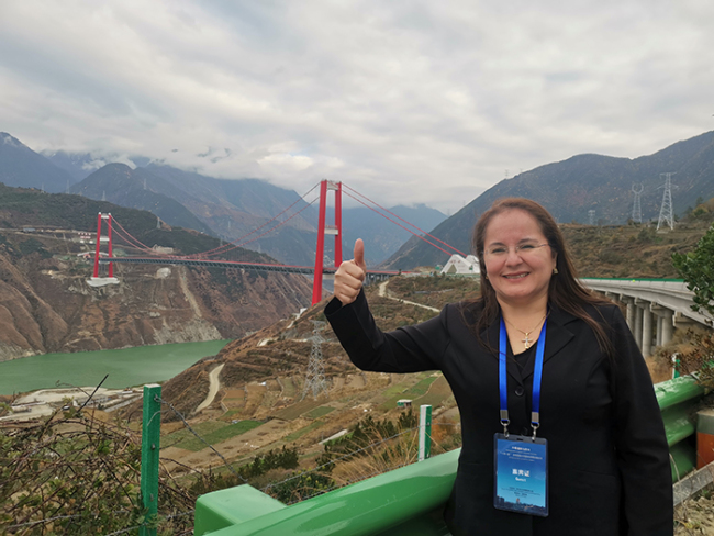 Iary Maria Gomez Quesada admirant l’autoroute de Yakang au Sichuan