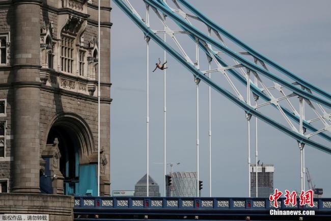 Le 1er juin, un homme saute du Tower Bridge à Londres. Photo prise par Alkis Konstantinidis.