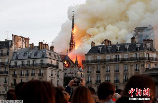 Le 15 avril, la flèche de la cathédrale Notre-Dame de Paris a été ravagée par le feu. Photo prise par Benoit Tessier.