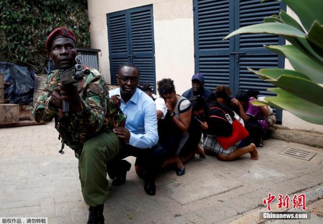 Le 15 janvier 2019, les forces de sécurité aident des gens à fuir lors d’une violente fusillade dans l'hôtel Dusit à Nairobi, au Kenya. Photo prises par Baz Ratner.