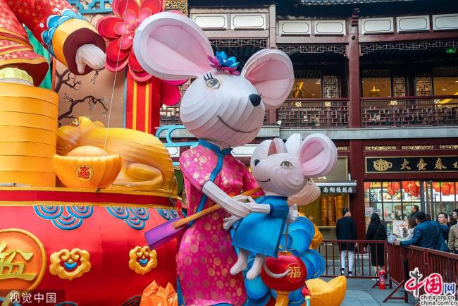 Le 8 décembre, soit un peu plus d’un mois avant le Nouvel An chinois (l’année du rat selon le calendrier lunaire chinois), une lanterne de « Rat de la fortune » a été installée dans le jardin de Yuyuan, à Shanghai, et a beaucoup attiré l’attention.