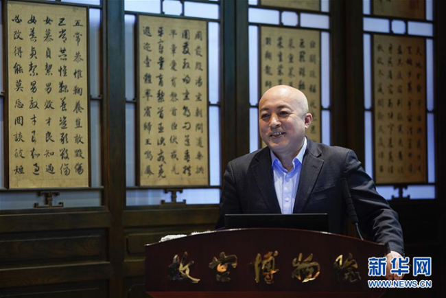 Le conservateur du Musée, Wang Xudong, présente le programme des activités célébrant le 600e anniversaire de la Cité interdite, le 30 décembre à Beijing. (Photo : Jin Liangkuai/Xinhua)