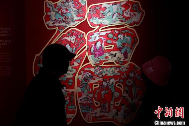 Une exposition d’estampes traditionnelles du Nouvel An chinois a ouvert ses portes le 5 janvier à Shanghai, présentant au public 87 groupes d’œuvres issues du Musée des Trois Gorges de Chongqing et du Musée d’histoire de Shanghai. (Photo : Tang Yanjun/Chinanews)     