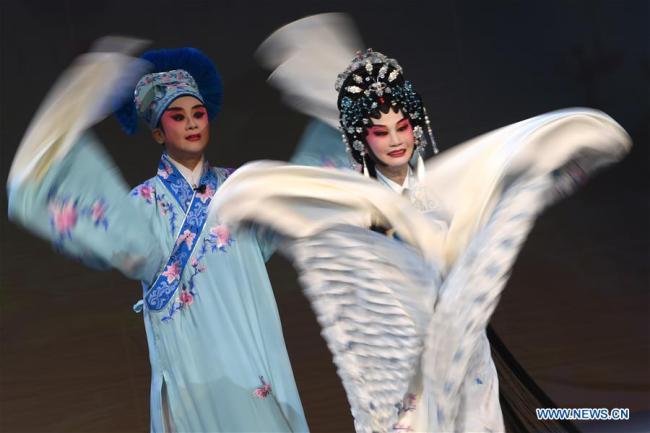 Des chanteurs d'opéra chinois interprètent un opéra cantonais traditionnel dans le cadre des Célébrations du Nouvel An chinois 2020 de Chinatown, au Théâtre populaire Kreta Ayer, à Singapour, le 5 janvier 2020. (Photo : Then Chih Wey)