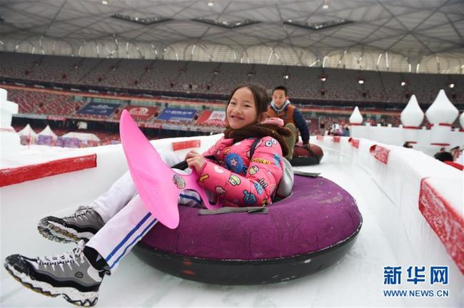 Les jeunes Pékinois découvrent les sports d'hiver au Nid d'oiseau