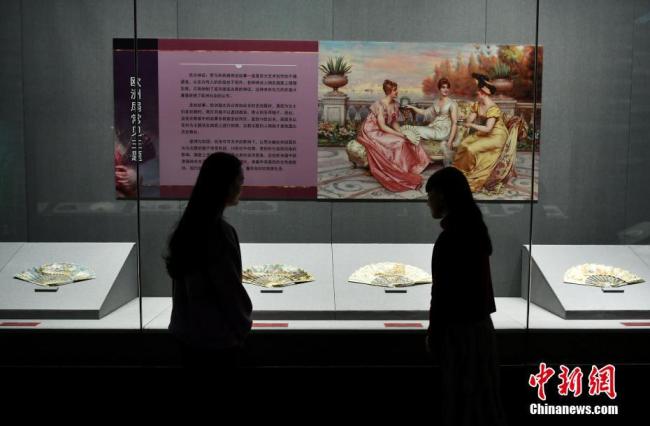 Une centaine d’éventails européens exposés à Shijiazhuang