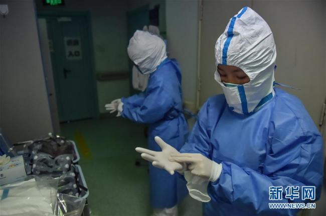 Photos prises le 3 février dans une salle affectée à des personnes malades à l’hôpital de Ditan, à Beijing, où trois zones d’hospitalisation et une unité de soins intensifs sont désormais utilisées spécialement pour recevoir les patients infectés par le nouveau coronavirus.